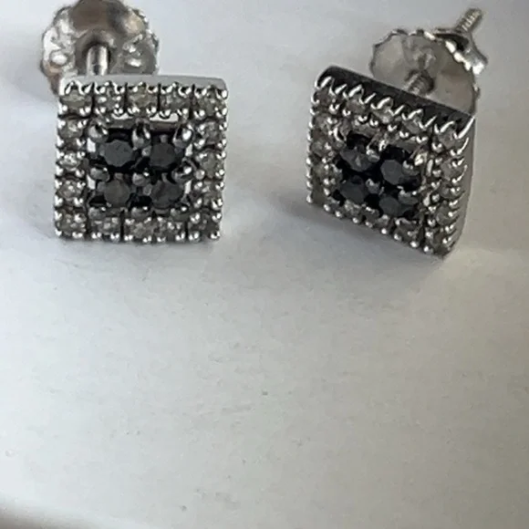 10k solid white gold with black/white Diamonds,square earrings. - Picture 3 of 5